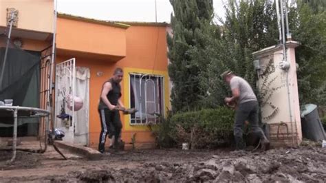 cleaning mud Mexico|Residents dig out from mud after floods in Mexico .